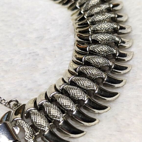 Vintage 50's Coro Silvertone Steer Horn Bracelet with Safety Chain. - Picture 10 of 12